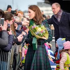 📸 the queen meets regimental mascot cruachan iv as she inspects balaclava company, 5 batallion the royal regiment of scotland at balmoral in 2018. Den Svyatogo Andreya V Shotlandii Korolevskaya Semya Pozdravila Poddannyh C Prazdnikom V Mire Na Joinfo Ua
