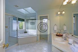 Der erste schritt zum tollen badezimmer ist tolle badezimmer fliesen zu finden und ein eigenes design zu gestalten. Elegantes Badezimmer Mit Oberlicht Fototapete Fototapeten Renoviert Neue Warmen Myloview De