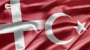 Haçın yatay kısmı bayrağın gönder tarafına doğru kaymıştır. Danimarka Turkiye Buyukelcisini Disisleri Ne Cagirdi Pars Today