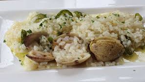 Servire ben caldo e sp. Risotto Al Limone Con Vongole E Prezzemolo Invitante E Saporito