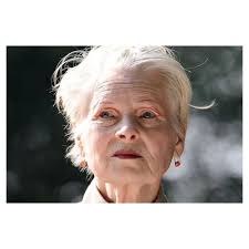 80 anos. A estilista e dama do império britânico Vivienne Westwood completa  hoje 8 décadas de vida. Celebrar essa coroa é celebrar a cultura da moda.  Viva Vivienne! Viva a moda! A