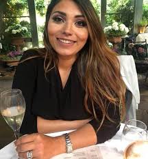 Mãe se inspira nos contos de fadas e personaliza casa de madeira da filha:  "Projeto permitiu ter algum tempo para mim"