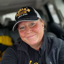 your dream boots are calling! shop our black friday sale and take 40% off  all styles 🤎👢 use code: FRIDAY40 @musingsofacurvylady