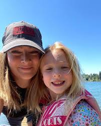 Holly Bond (@hollylbond) • Instagram photos and videos