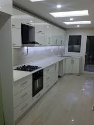 Ailemize ve dostlarımıza güzel yemekler çıkarmak için her gün saatlerimizi ön hazırlık, pişirme ve pratik çözümlerle küçük mutfak modelleri yazımızda farklı örneklerini de görebileceğiniz dolap mutfakların kapaklarını da iç raflarla işlevsel hale getirebilirsiniz. Mutfak Dolabi Imalati Izmir Mutfak Dolabi Mobilyasi Imalati Izmir