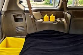 بالصور سائق سيارة أجرة يحول سيارته إلى غرفة نوم للسياح أثناء نقلهم المربع نت