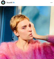 Una delle mode destinate a durare è quella dell'effetto sfumato su un taglio di capelli da uomo corto, pratico ma estremamente giovanile, grazie a piccoli trucchi. Capelli Corti Bruce Willis Diventa Parrucchiere Per La Figlia Il Video Amica