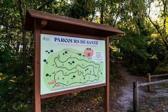 Parcours de sant&eacute;] Vous l'avez peut-&ecirc;tre remarqu&eacute; en allant vous balader  sur le parcours de sant&eacute;, mais le panneau d'affichage situ&eacute; &agrave; son entr&eacute;e,  avenue de la Lib&eacute;ration, a fait peau neuve !