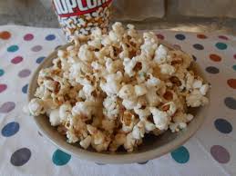 Dividir las cabritas en 2 mitades, colocar cada mitad en las latas de horno cubiertas con papel siliconado y esparcir lo mejor posible. Receta De Palomitas Dulces Y Sanas La Cocina Alternativa