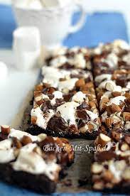 Vorab, gesund ist dieser kuchen definitiv nicht, aber auf jeden fall bunt. Brownies Mit Mini Marshmallows Und Mandeln