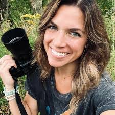 Sarah Edwards's Instagram, Twitter & Facebook