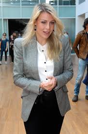 Her birthday, what she did before fame, her family life, fun trivia facts, popularity rankings, and more. Barbara Berlusconi Che Si Difende Dalle Accuse In 20 Foto Formiche Net