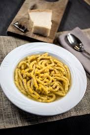 Il laboratorio si occupa ogni giorno di realizzare pasta fresca di ogni tipo: Passatelli In Brodo Di Cappone Il Re Della Sfoglia