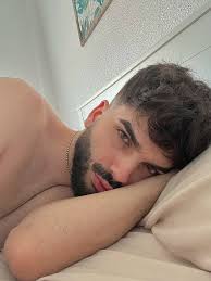 Nombre: César Edad: 31 Altura: 1.86 m País: 🇪🇸