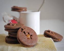 Una speciale rivisitazione al cioccolato, perfetta abbinata con il sablè classico olandese, per colazione o per un tè da condividere. Biscotti Sable Al Cacao E Caramello Al Burro Di Arachidi Il Dolce Di Alice