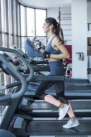 Woman Listening To Music And Jogging Free Photo Free Photo Freepik Photo Freemusic Freewoman Freesport Burn Calories Calories Burned Calculator Jogging