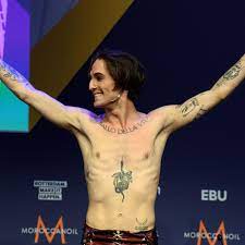 In einem video war der sänger der band über einen tisch gebeugt zu sehen gewesen. Sanger Von Italienischer Rockband Maneskin Will Freiwillig Drogentest Machen Web De