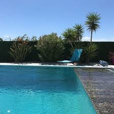 un petit tour dans le sud ouest pour profiter de l ete autour d une belle piscine celle ci est equipee d une couverture automatique sud ouest ouest le sud