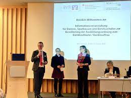Der betriebsrat sowie die vereinigte dienstleistungsgewerkschaft (ver.di) und der arbeitgeberverband der privaten bankengewerbes (agv banken) müssen dem antrag der geschäftsführung zustimmen. Bvr A Twitteren Beim Bankenverband Wird Heute In Berlin Die Neu Geordnete Ausbildungsordnung Fur Bankkaufleute Vorgestellt Die Begrussung Erfolgt Durch Die Einladenden Verbande Agv Banken Dsgv Und Bvr Vertreten Durch Katja Hecht Die