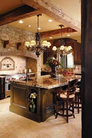 The colors — burnt oranges, soft yellows, and brilliant blues — are warm and tend to mimic a tuscan sunset or the mediterranean sea. Arbeitsplatte Marmor Ideen Kuchen Gestaltung Italian Kitchen Decor Tuscan Kitchen Design Rustic Kitchen Decor