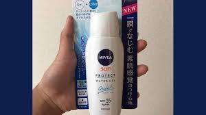 Memiliki tekstur yang tidak lengket dan nyaman digunakan. 7 Rekomendasi Sunscreen Terbaik Yang Bagus Untuk Wajah Moiamor