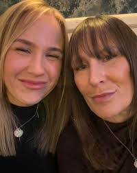 Lindsay Wilkes's Instagram, Twitter & Facebook