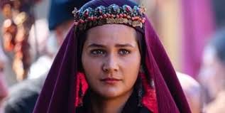 Gülsim ali i̇lhan, 1993 yılında bulgaristan'da doğmuştur. Dirilis Ertugrul Dizisinin Aslihan I Gulsim Ali Ilhan Hayran Tacizine Maruz Kaldi