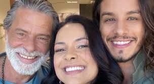 Michelle Martins exibe selfies com elenco de Reis — A Consequência