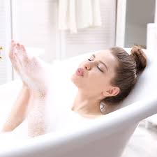 Die frau aus dem nichts, 1960s, bad, badewanne, secret ceremony, bath, bath tub, die frau aus dem nichts, 1960s, bad, badewanne, secret. Baden In Kokosol Diese Frau Hat S Bereut Brigitte De