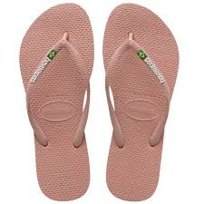 O chinelo slide feminino é outra opção para arrasar com legging ou vestido curto e acessórios modernos. Chinelo Havaianas Slim Brasil Feminino Decker Calcados