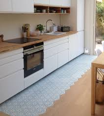 Carreaux De Ciment Motif Safi Tout En Fraicheur Et Delicatesse Dans Cette Cuisine Bai Decoration De Cuisine Blanche Cuisine Blanche Et Bois Cuisine Moderne