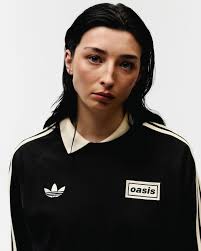 Thrilled to have had the pleasure of producing @teethesinger latest new  music video “LIT” directed by @isabel_mbi 🔥Head over to her Youtube  channel now to catch all the vibes! crew: DOP: @amyhcwilsondop