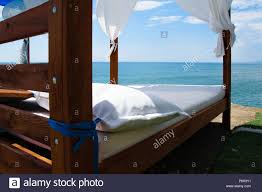 Luxus Und Romantisches Bett Am Meer Fur Einen Erholsamen Urlaub Ferien Stockfotografie Alamy