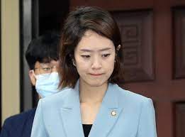 조수진에 대한 자세한 정보는 아래에 뉴스 기사 링크를 참고해주시기 바랍니다. ì¡°ìˆ˜ì§„ ì´ì¸ì˜ ìž¥ê´€ì„¤ ê³ ë¯¼ì • íž˜ ê³ ë¯¼ì • ì œ íž˜ ê¶ê¸ˆí•˜ì‹œë‚˜ ì¤'ì•™ì¼ë³´