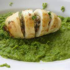 Frullare i piselli fino ad ottenere una crema omogenea. Seppie Ripiene Al Forno Su Crema Di Piselli Fresco Pesce