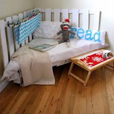 Diy Pallet Reading Nook Recyclart Diy Toddler Bed Diy Pallet Furniture Pallet Projects Easy