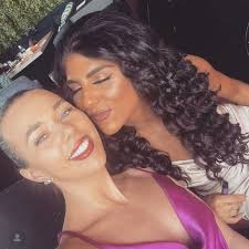 Nicole Pidgeon's Instagram, Twitter & Facebook