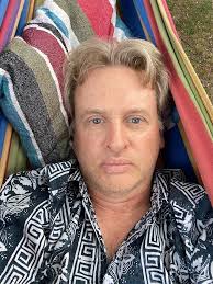 What is a good itinerary for traveling in Vietnam?