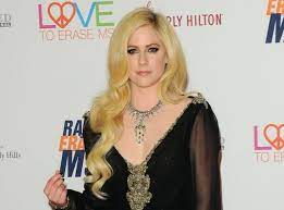 Et elle l'explique très bien, donnant à son témoignage un parce que non seulement ça fait partie de ma vie, mais je dois sensibiliser à la gravité de la maladie de lyme. Avril Lavigne Malade Son Poignant Temoignage Afriquemidi Com