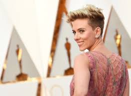 Best Makeup Looks Trends 2017 2018 Oscars Academy Awards Natural Face Bold Lips Beautystat Com Scarlett Johansson Hairstyle Oscar Hairstyles Scarlett Johansson