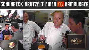 Ab august 2012 präsentiert sich das schubeck's check inn unter neuer führung, jedoch gleichsam elegant, hochkulinarisch und einladend. Alfons Schuhbeck Brutzelt Einen Original Mcdonald S Hamburger Retro Movie Youtube