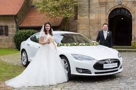 Ein Hochzeitspaar Entschliesst Sich Mit Dem Schritt Seine Zukunft Neu Zu Gestalten Dafur Ist Ein Tesla Model S Das Die Zukun Hochzeit Auto Hochzeitsauto Tesla