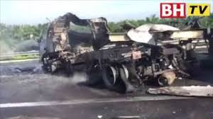 Kereta dipandu pelajar memandu rempuh pasar mini. Pemandu Lori Putus Dua