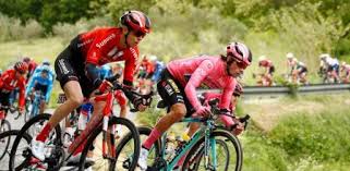 Emocionante llegada de carapaz en el giro de italia 2019. Giro De Italia 2019 Carapaz Gana La Etapa 4 Del Ciclismo En Directo