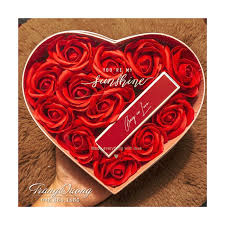 Những món quà có thể lựa chọn trong ngày này đó là chocolate đen hoặc trắng, trang sức và ấn tượng nhất là đồ chip trắng tinh. Qua Valentine Son Va Hoa Shopee Viá»‡t Nam