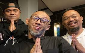 Jun 06, 2021 · antara lain, sam bimbo, arian13 (seringai), dadan ketu (manager burgerkill/riotic records), eben (burgerkill), suar (eks pure saturday), wendi putranto (jurnalis musik, manajer seringai), candil (eks seurieus), fadli aat (diskoria), buluks (superglad, kausa), idhar resmadi (jurnalis musik), dan lainnya. 1hrcl7kbvemqym