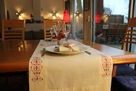 Depuis le début de la crise sanitaire, chemins de tables tente de s'adapter et de trouver de nouvelles idées pour continuer, tant bien que mal, à vous proposer de bons repas. Idee Chemin De Table 4 Conseils Deco Pour L Utiliser Dans Sa Decoration D Interieur
