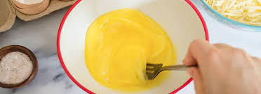 Come preparare l'omelette, ricetta della cucina francese, ottima anche farcita con prosciutto o formaggio. Come Fare Le Omelette Misya Info