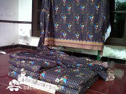 Taruh lilin di wajan kecil, lalu panaskan wajan dengan menggunakan kompor kecil. Cara Membuat Batik Printing Manual