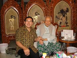 Sementara dua wanita di sebelahnya cantik bak bidadari. Fadli Zon Unggah Foto Bareng Soeharto Di 2007 Kami Ngobrol Panjang